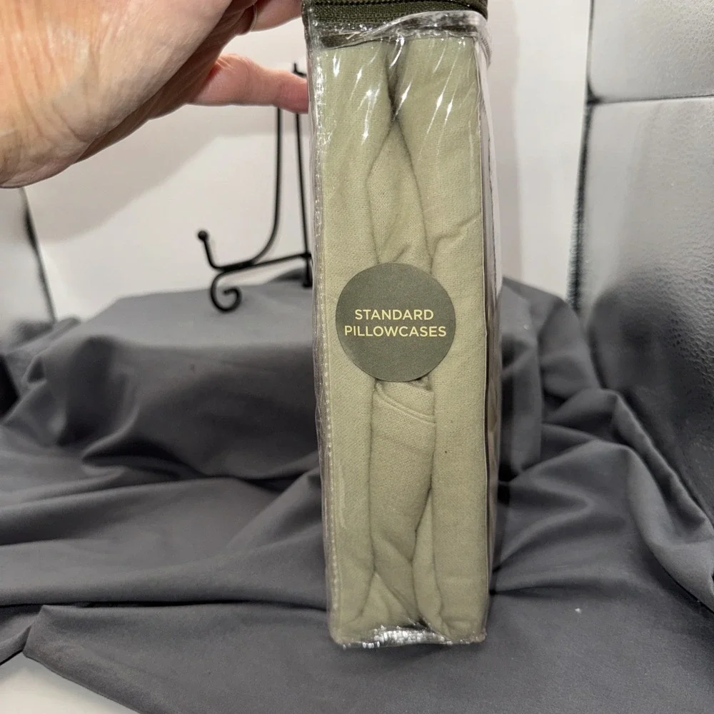Set Of 2 NEW Eddie Bauer  Flannel STD PillowCases Green 20X32